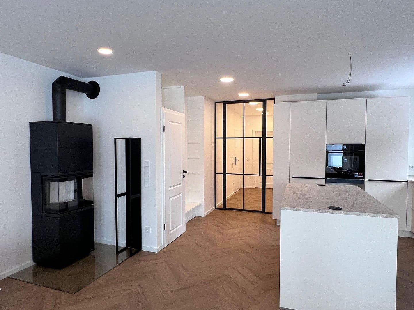 Prenájom bytu 3-izbový 126 m², München, Bavorsko Prenájom bytu 3-izbový 126 m², München, Bavorsko