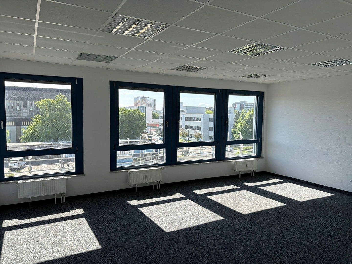 Prenájom kancelárie 84 m², Berner Str. 71, Frankfurt - Nieder-Eschbach, Hesensko Prenájom kancelárie 84 m², Berner Str. 71, Frankfurt - Nieder-Eschbach, Hesensko
