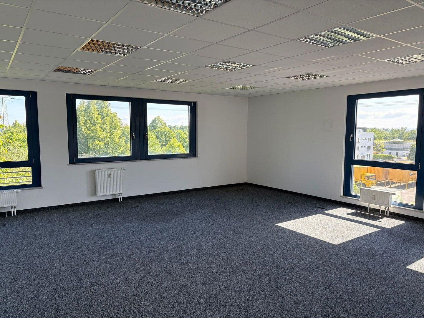 Prenájom kancelárie 84 m², Berner Str. 71, Frankfurt - Nieder-Eschbach, Hesensko Prenájom kancelárie 84 m², Berner Str. 71, Frankfurt - Nieder-Eschbach, Hesensko