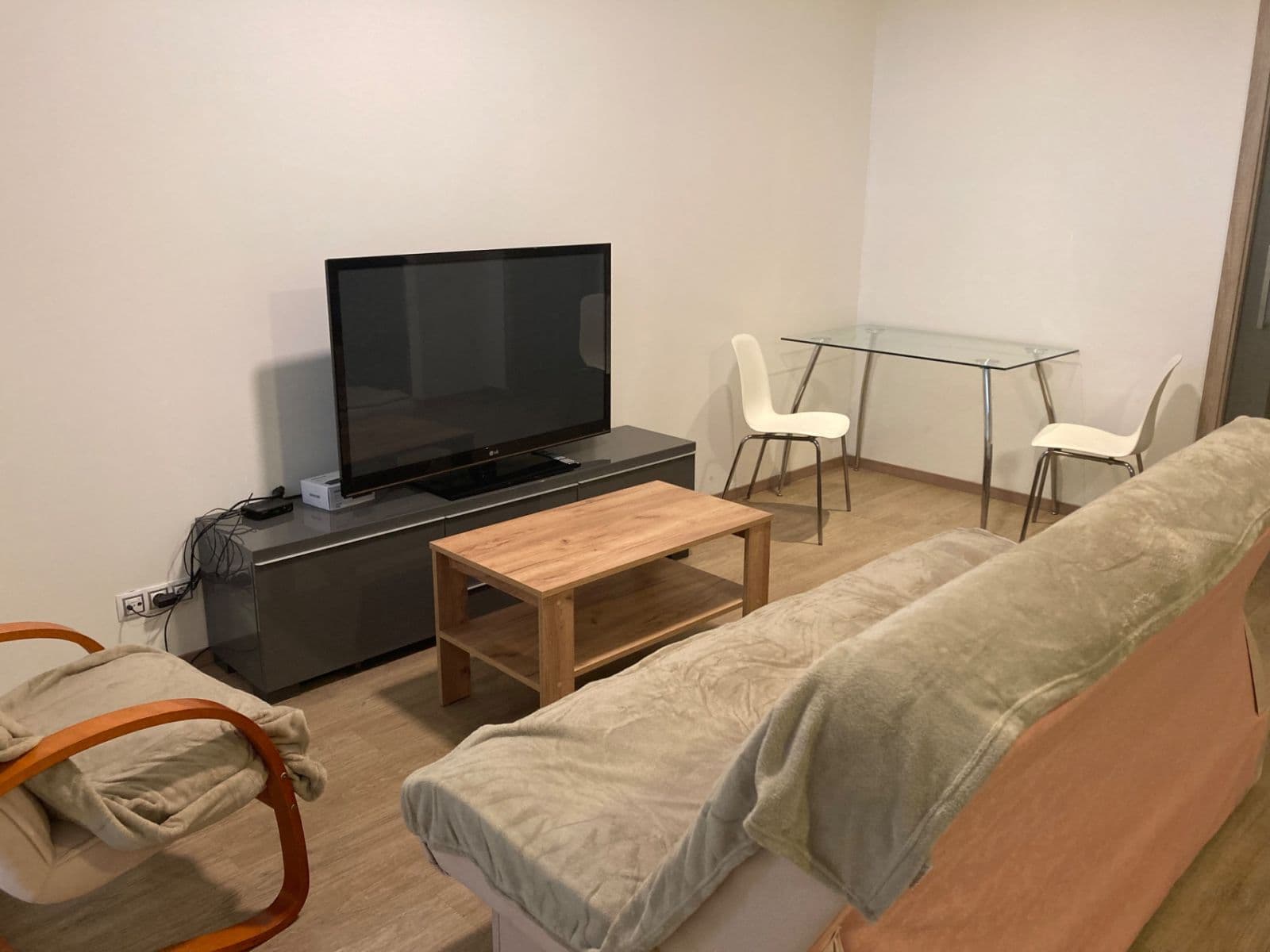 Prenájom bytu 1-izbový 48 m², Dostihová, Slušovice, Zlínský kraj Prenájom bytu 1-izbový 48 m², Dostihová, Slušovice, Zlínský kraj