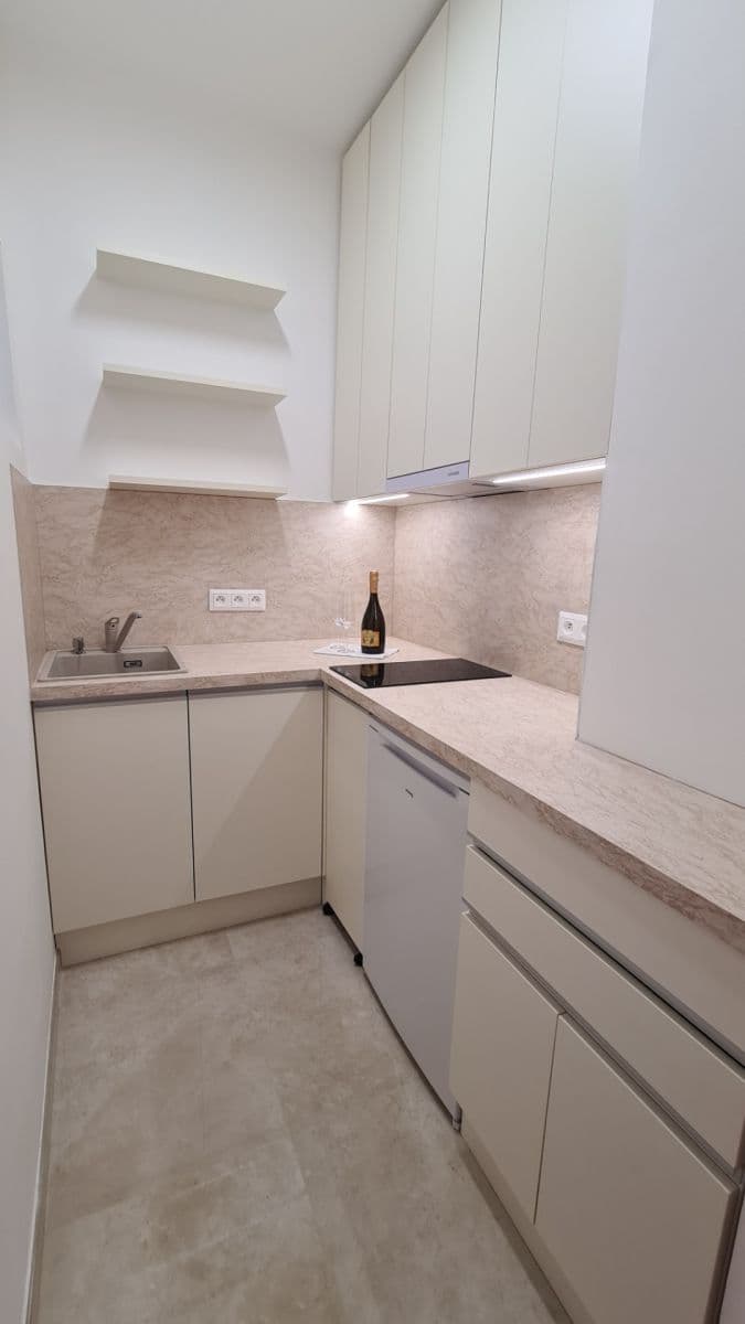 Prenájom bytu 2-izbový 45 m², Vrázova, Praha, Praha Prenájom bytu 2-izbový 45 m², Vrázova, Praha, Praha