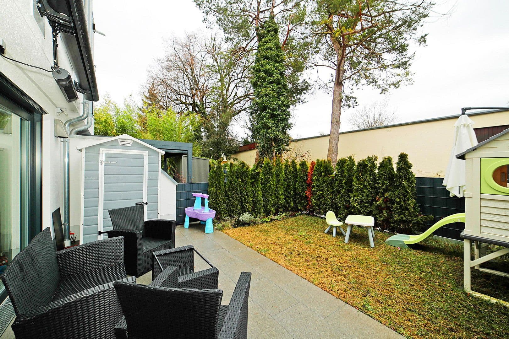 Prenájom domu 145 m², pozemek 216 m², Von-Kahr-Straße 27e, München, Bavorsko Prenájom domu 145 m², pozemek 216 m², Von-Kahr-Straße 27e, München, Bavorsko