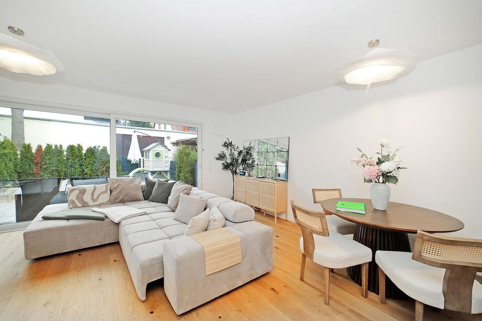 Prenájom domu 145 m², pozemek 216 m², Von-Kahr-Straße 27e, München, Bavorsko Prenájom domu 145 m², pozemek 216 m², Von-Kahr-Straße 27e, München, Bavorsko