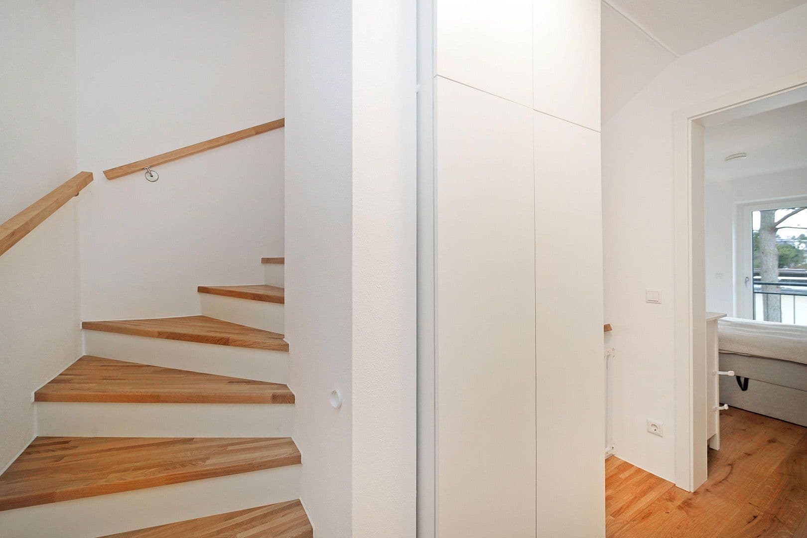 Prenájom domu 145 m², pozemek 216 m², Von-Kahr-Straße 27e, München, Bavorsko Prenájom domu 145 m², pozemek 216 m², Von-Kahr-Straße 27e, München, Bavorsko