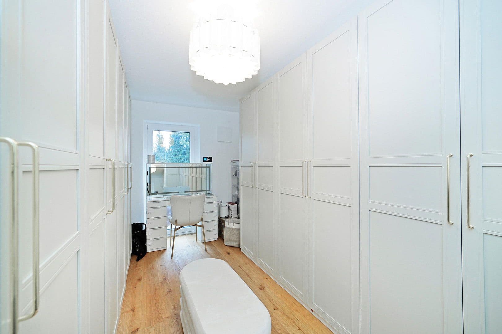 Prenájom domu 145 m², pozemek 216 m², Von-Kahr-Straße 27e, München, Bavorsko Prenájom domu 145 m², pozemek 216 m², Von-Kahr-Straße 27e, München, Bavorsko