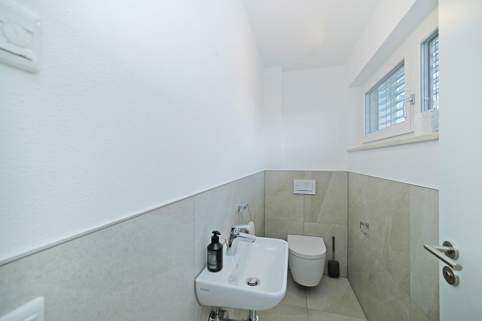 Prenájom domu 145 m², pozemek 216 m², Von-Kahr-Straße 27e, München, Bavorsko Prenájom domu 145 m², pozemek 216 m², Von-Kahr-Straße 27e, München, Bavorsko