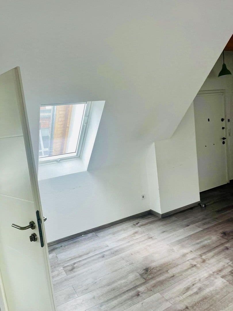 Prenájom bytu 3-izbový 110 m², Gwinnerstraße 35, Frankfurt am Main, Hesensko Prenájom bytu 3-izbový 110 m², Gwinnerstraße 35, Frankfurt am Main, Hesensko