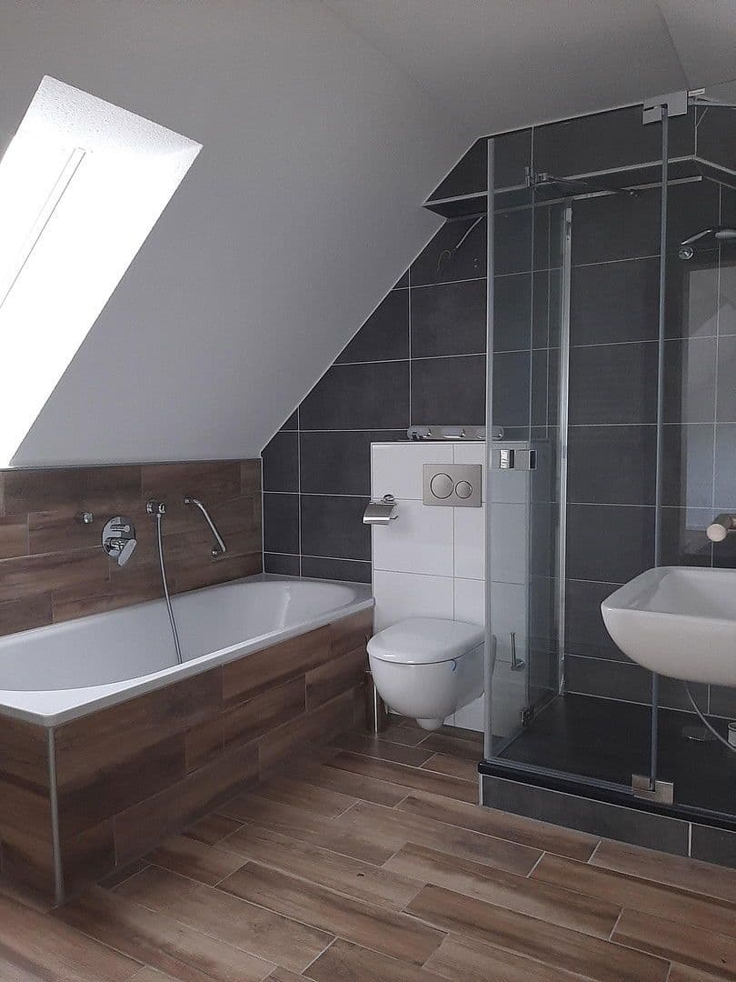 Prenájom bytu 4-izbový 117 m², Heidelberg, Bádensko-Wurttembersko Prenájom bytu 4-izbový 117 m², Heidelberg, Bádensko-Wurttembersko