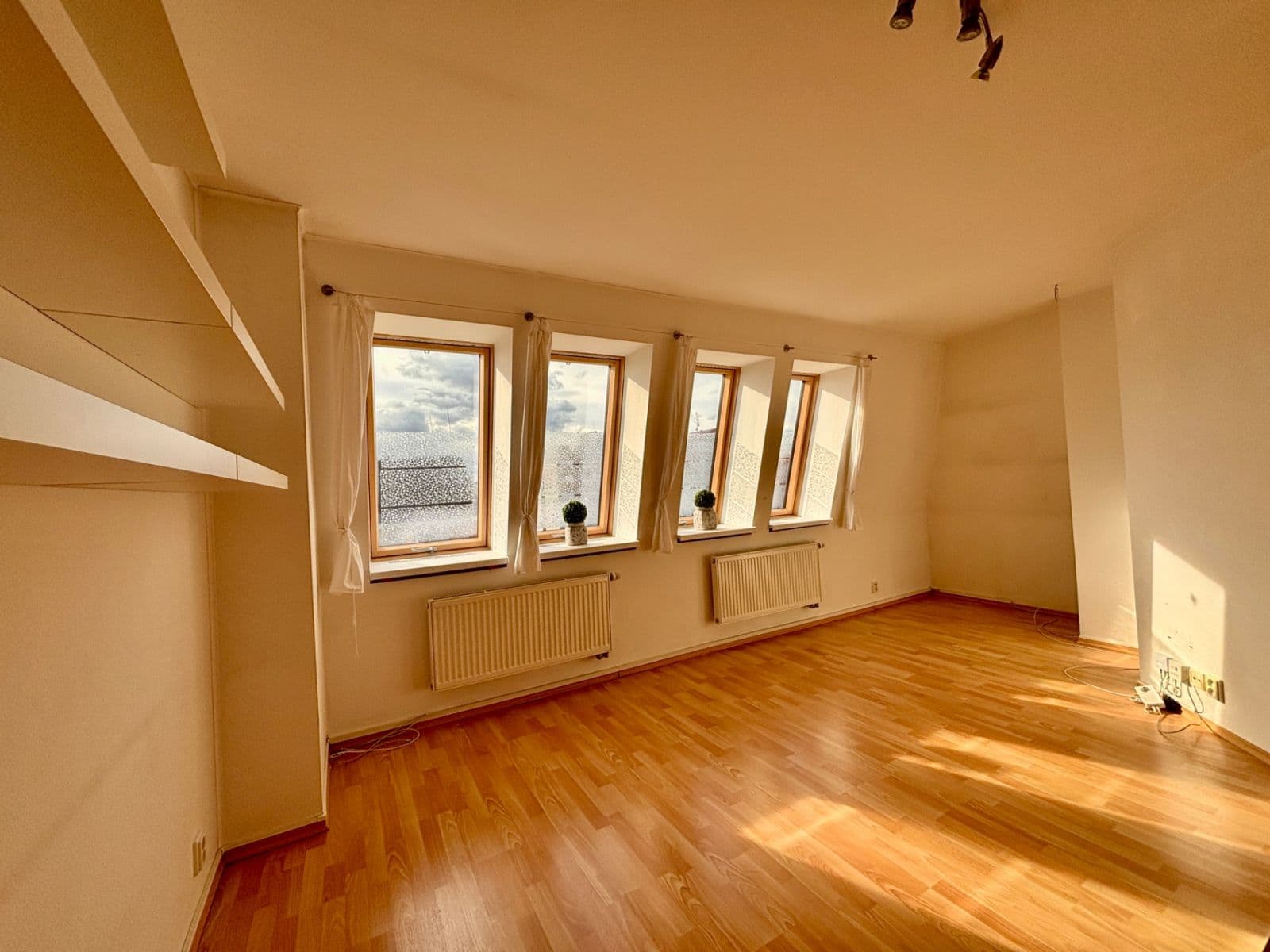 Prenájom bytu 3-izbový 64 m², Handkeho, Olomouc, Olomoucký kraj Prenájom bytu 3-izbový 64 m², Handkeho, Olomouc, Olomoucký kraj