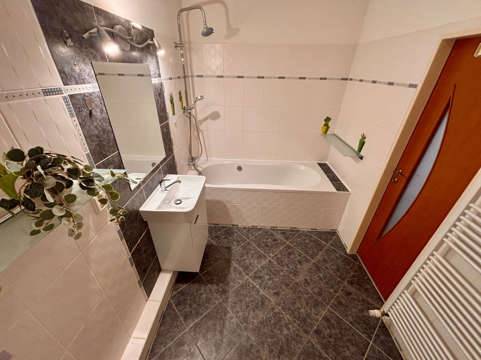 Prenájom bytu 3-izbový 64 m², Handkeho, Olomouc, Olomoucký kraj Prenájom bytu 3-izbový 64 m², Handkeho, Olomouc, Olomoucký kraj