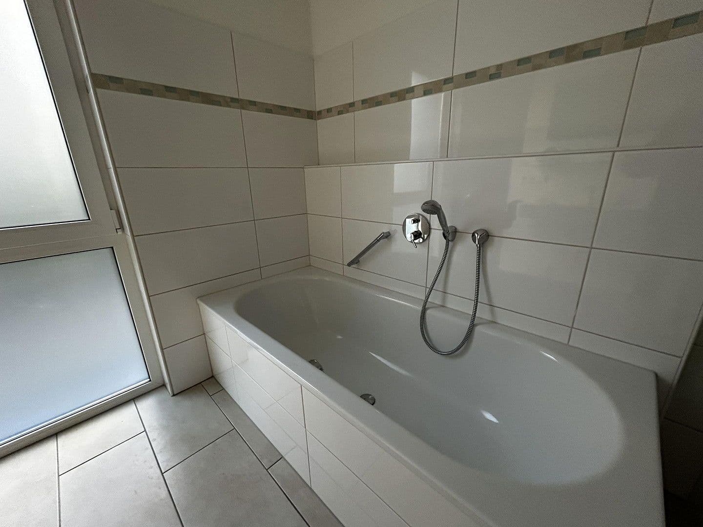 Prenájom bytu 3-izbový 131 m², Weinheim, Bádensko-Wurttembersko Prenájom bytu 3-izbový 131 m², Weinheim, Bádensko-Wurttembersko