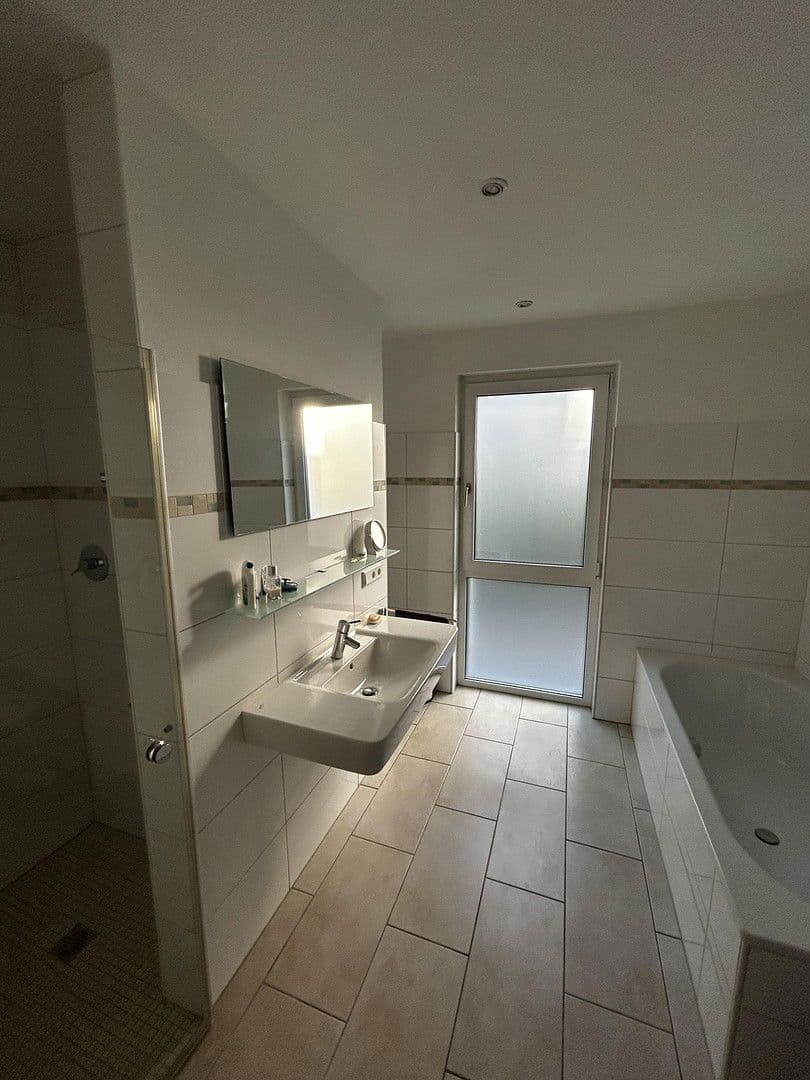 Prenájom bytu 3-izbový 131 m², Weinheim, Bádensko-Wurttembersko Prenájom bytu 3-izbový 131 m², Weinheim, Bádensko-Wurttembersko