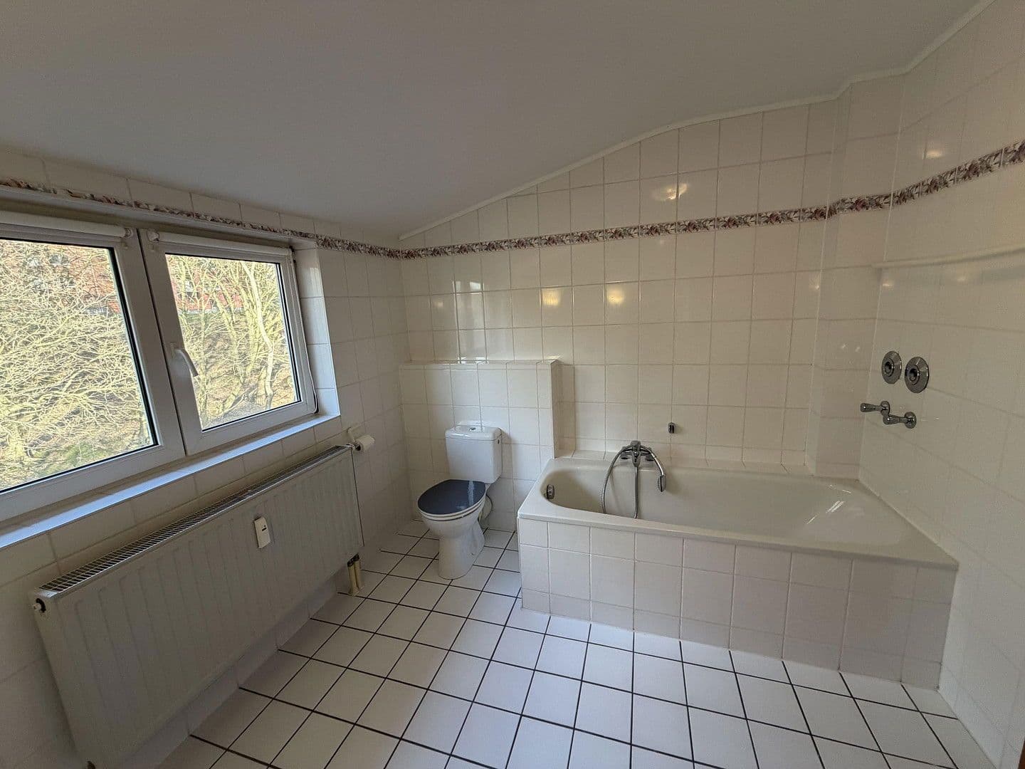 Predaj bytu 2-izbový 74 m², Hann. Münden, Dolné Sasko Predaj bytu 2-izbový 74 m², Hann. Münden, Dolné Sasko