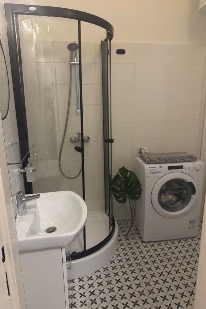 Prenájom bytu 2-izbový 44 m², náměstí Dr. Václava Holého, Praha, Praha Prenájom bytu 2-izbový 44 m², náměstí Dr. Václava Holého, Praha, Praha