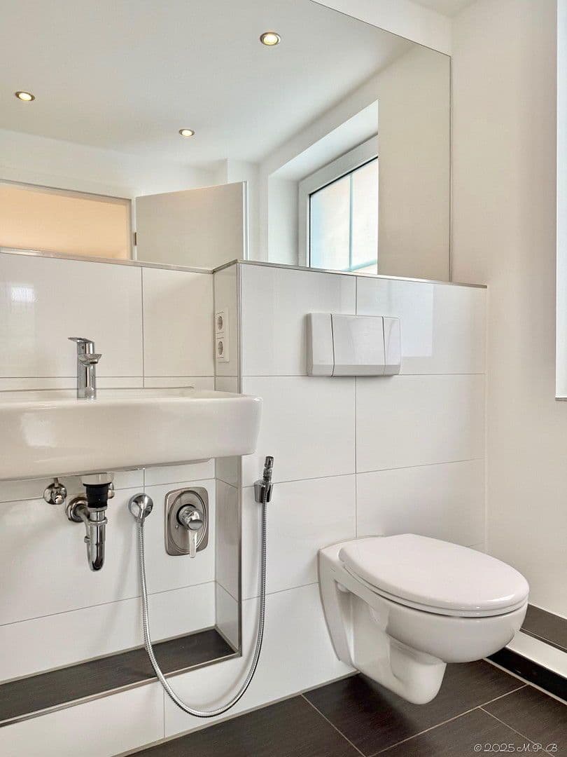 Predaj domu 213 m², pozemek 271 m², Rheinbrohler Weg 39, Düsseldorf, Severné Porýnie - Westfálsko Predaj domu 213 m², pozemek 271 m², Rheinbrohler Weg 39, Düsseldorf, Severné Porýnie - Westfálsko