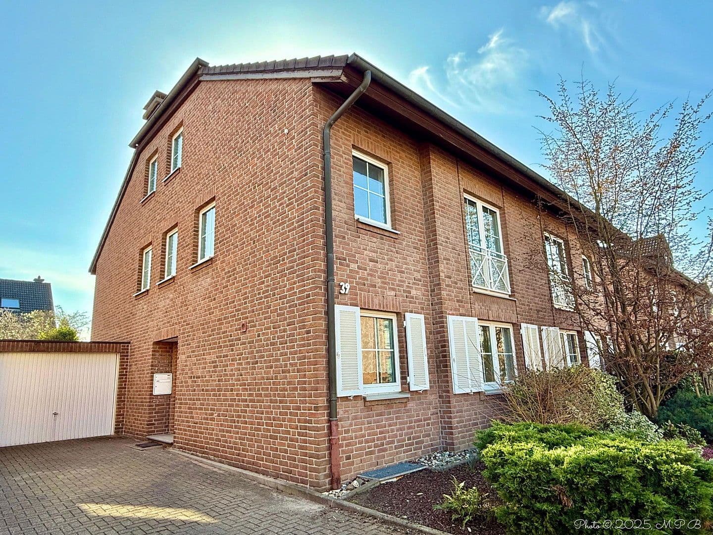 Predaj domu 213 m², pozemek 271 m², Rheinbrohler Weg 39, Düsseldorf, Severné Porýnie - Westfálsko Predaj domu 213 m², pozemek 271 m², Rheinbrohler Weg 39, Düsseldorf, Severné Porýnie - Westfálsko