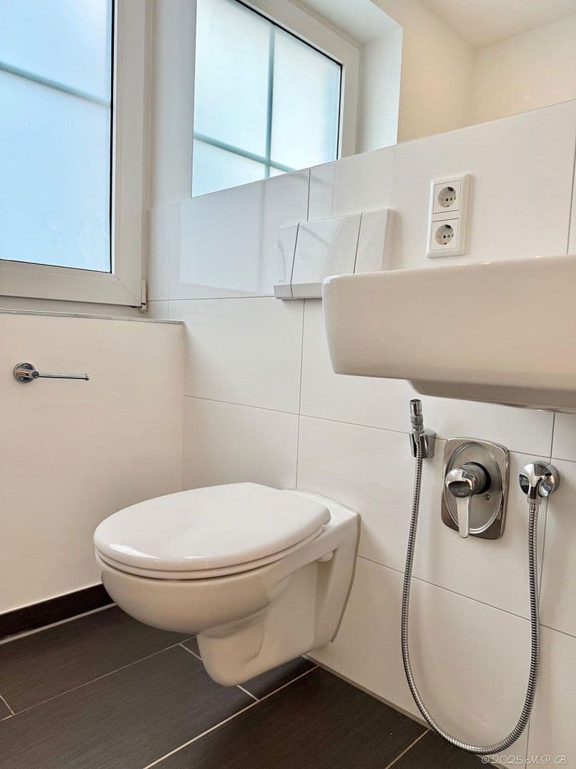 Predaj domu 213 m², pozemek 271 m², Rheinbrohler Weg 39, Düsseldorf, Severné Porýnie - Westfálsko Predaj domu 213 m², pozemek 271 m², Rheinbrohler Weg 39, Düsseldorf, Severné Porýnie - Westfálsko