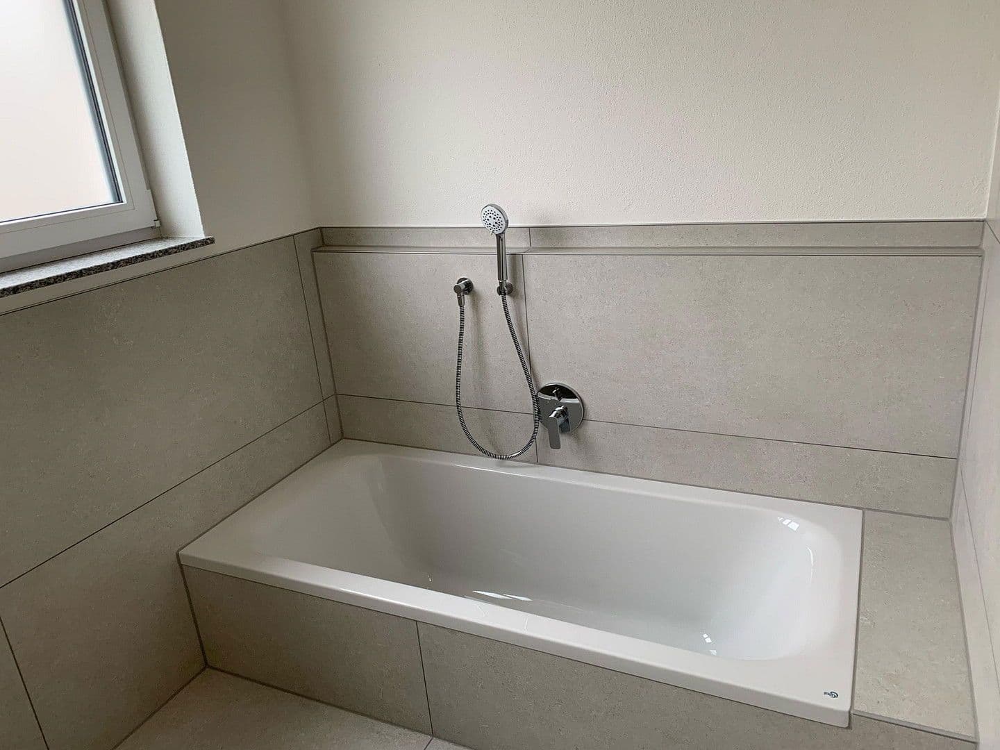 Prenájom bytu 4-izbový 98 m², Lauchheim, Bádensko-Wurttembersko Prenájom bytu 4-izbový 98 m², Lauchheim, Bádensko-Wurttembersko