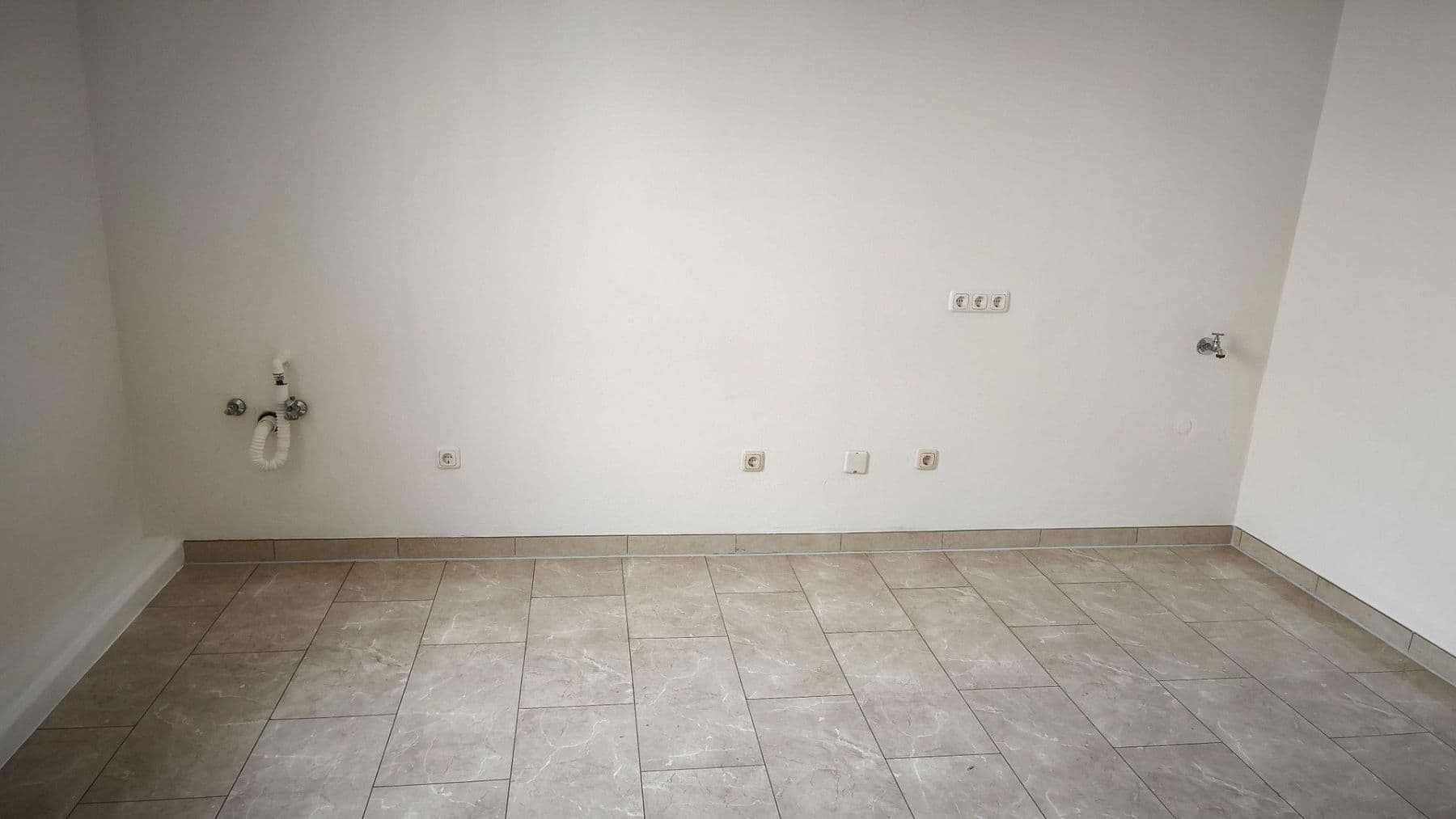 Prenájom bytu 4-izbový 115 m², Fürstenfeldbruck, Bavorsko Prenájom bytu 4-izbový 115 m², Fürstenfeldbruck, Bavorsko