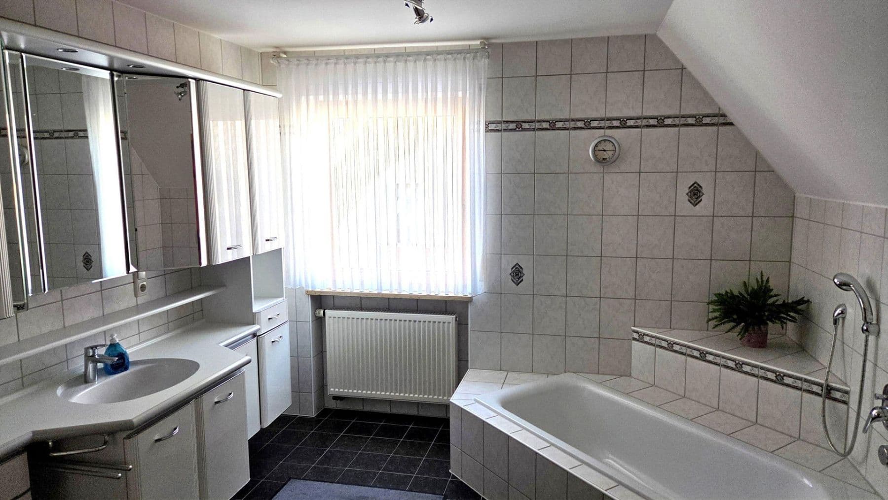 Predaj domu 162 m², pozemek 659 m², Roßtal, Bavorsko Predaj domu 162 m², pozemek 659 m², Roßtal, Bavorsko