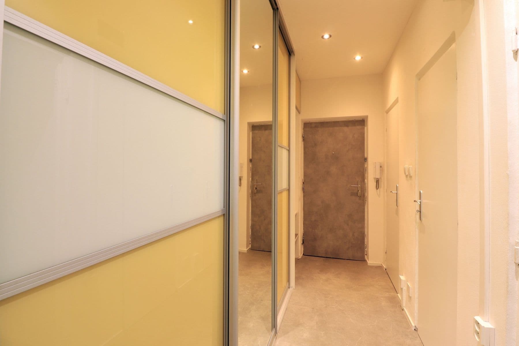 Prenájom bytu 2-izbový 60 m², Wednesbury, Kladno, Středočeský kraj Prenájom bytu 2-izbový 60 m², Wednesbury, Kladno, Středočeský kraj