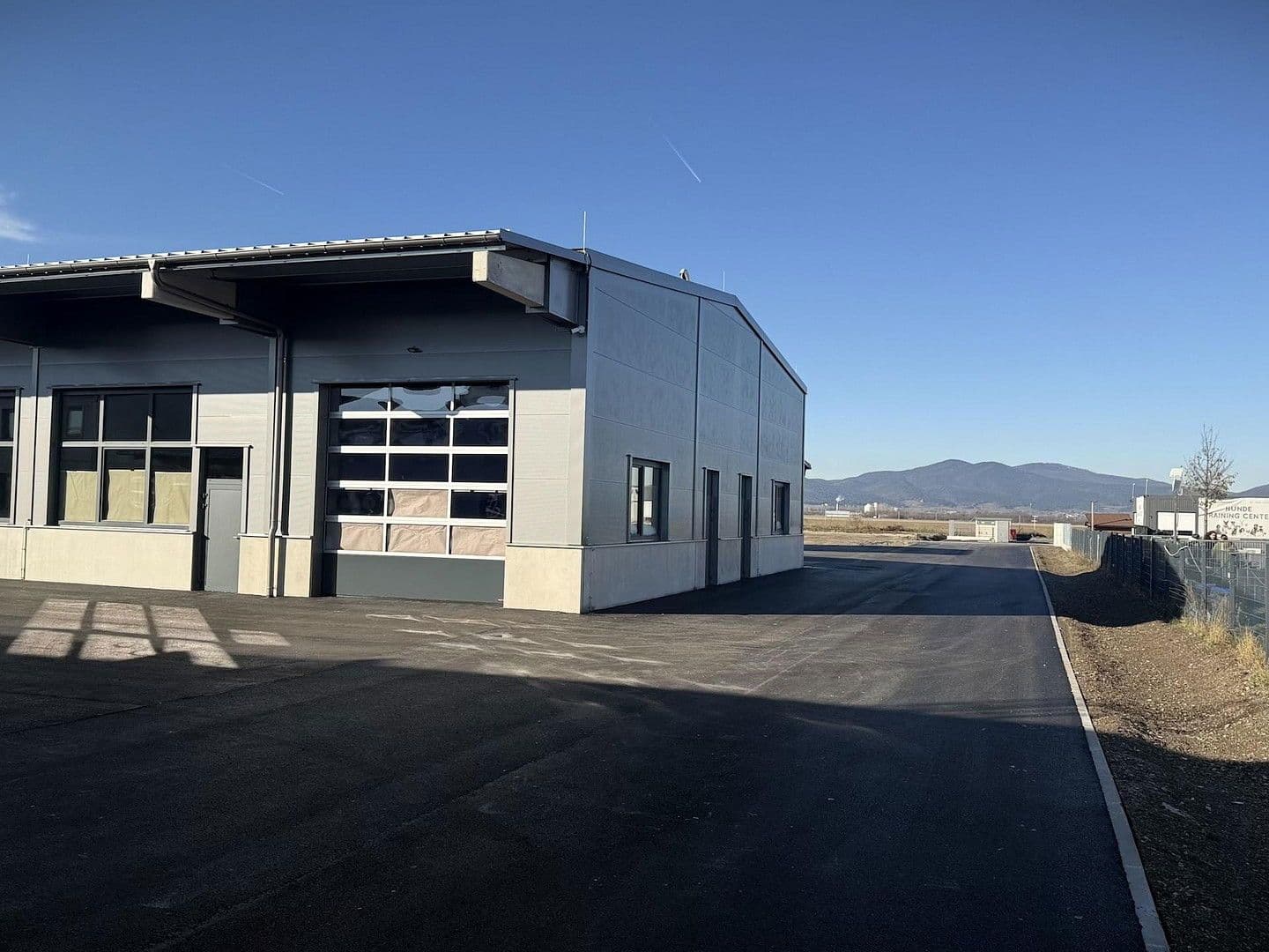 Prenájom nebytového priestoru 2.082 m², Gewerbepark B17 / II / Straße 3 / Objekt 11, Teesdorf, Dolné Rakúsko Prenájom nebytového priestoru 2.082 m², Gewerbepark B17 / II / Straße 3 / Objekt 11, Teesdorf, Dolné Rakúsko