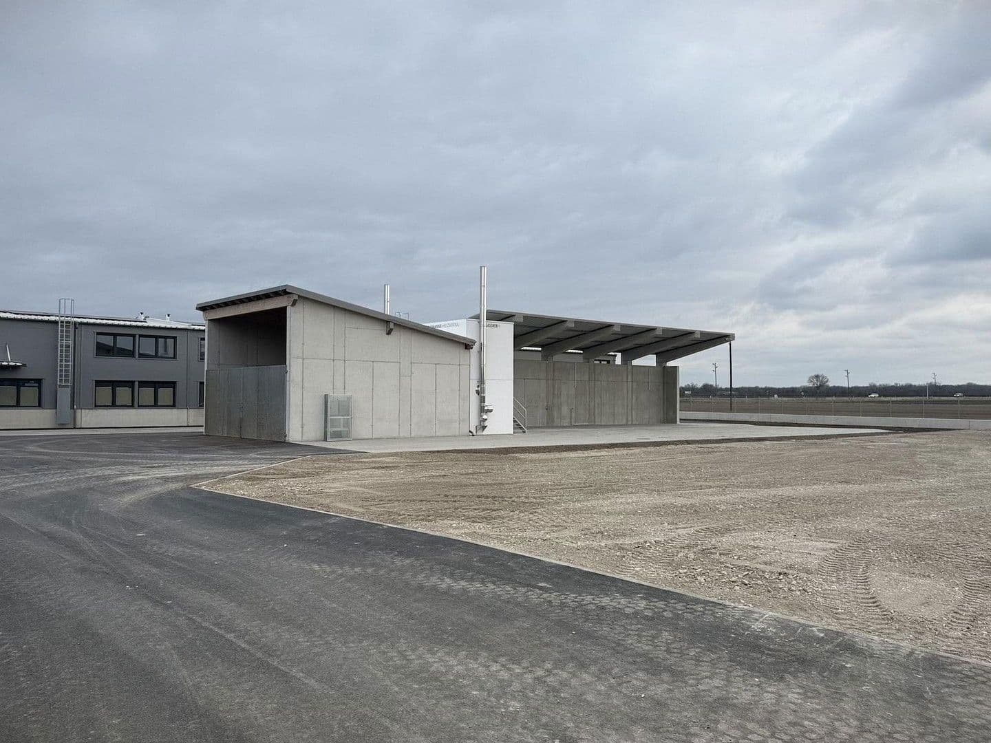 Prenájom nebytového priestoru 2.082 m², Gewerbepark B17 / II / Straße 3 / Objekt 11, Teesdorf, Dolné Rakúsko Prenájom nebytového priestoru 2.082 m², Gewerbepark B17 / II / Straße 3 / Objekt 11, Teesdorf, Dolné Rakúsko