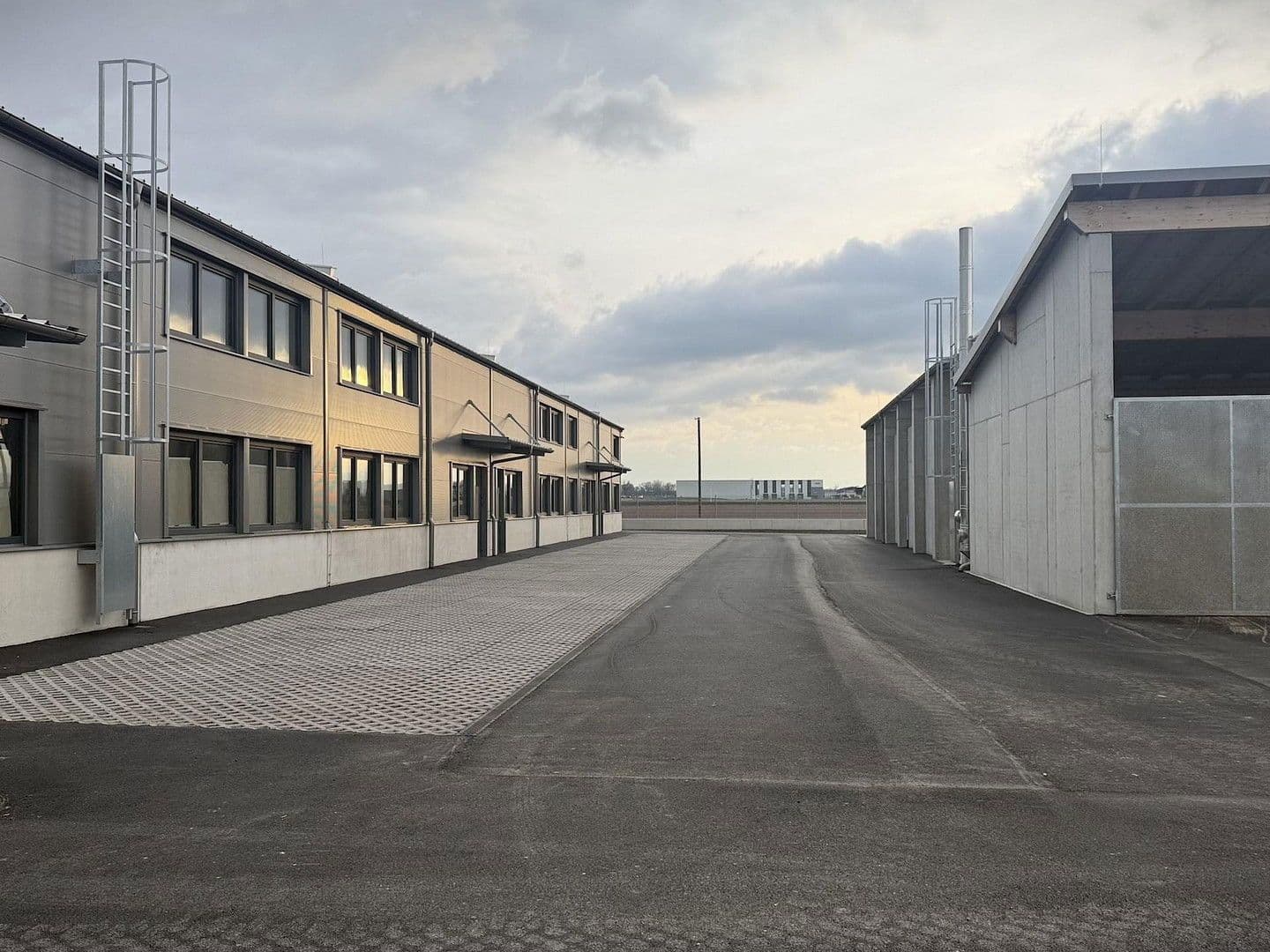 Prenájom nebytového priestoru 2.082 m², Gewerbepark B17 / II / Straße 3 / Objekt 11, Teesdorf, Dolné Rakúsko Prenájom nebytového priestoru 2.082 m², Gewerbepark B17 / II / Straße 3 / Objekt 11, Teesdorf, Dolné Rakúsko