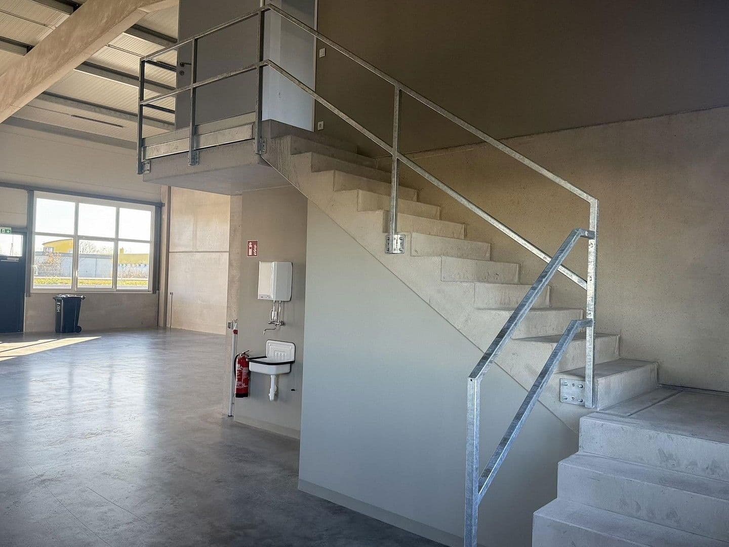 Prenájom nebytového priestoru 2.082 m², Gewerbepark B17 / II / Straße 3 / Objekt 11, Teesdorf, Dolné Rakúsko Prenájom nebytového priestoru 2.082 m², Gewerbepark B17 / II / Straße 3 / Objekt 11, Teesdorf, Dolné Rakúsko