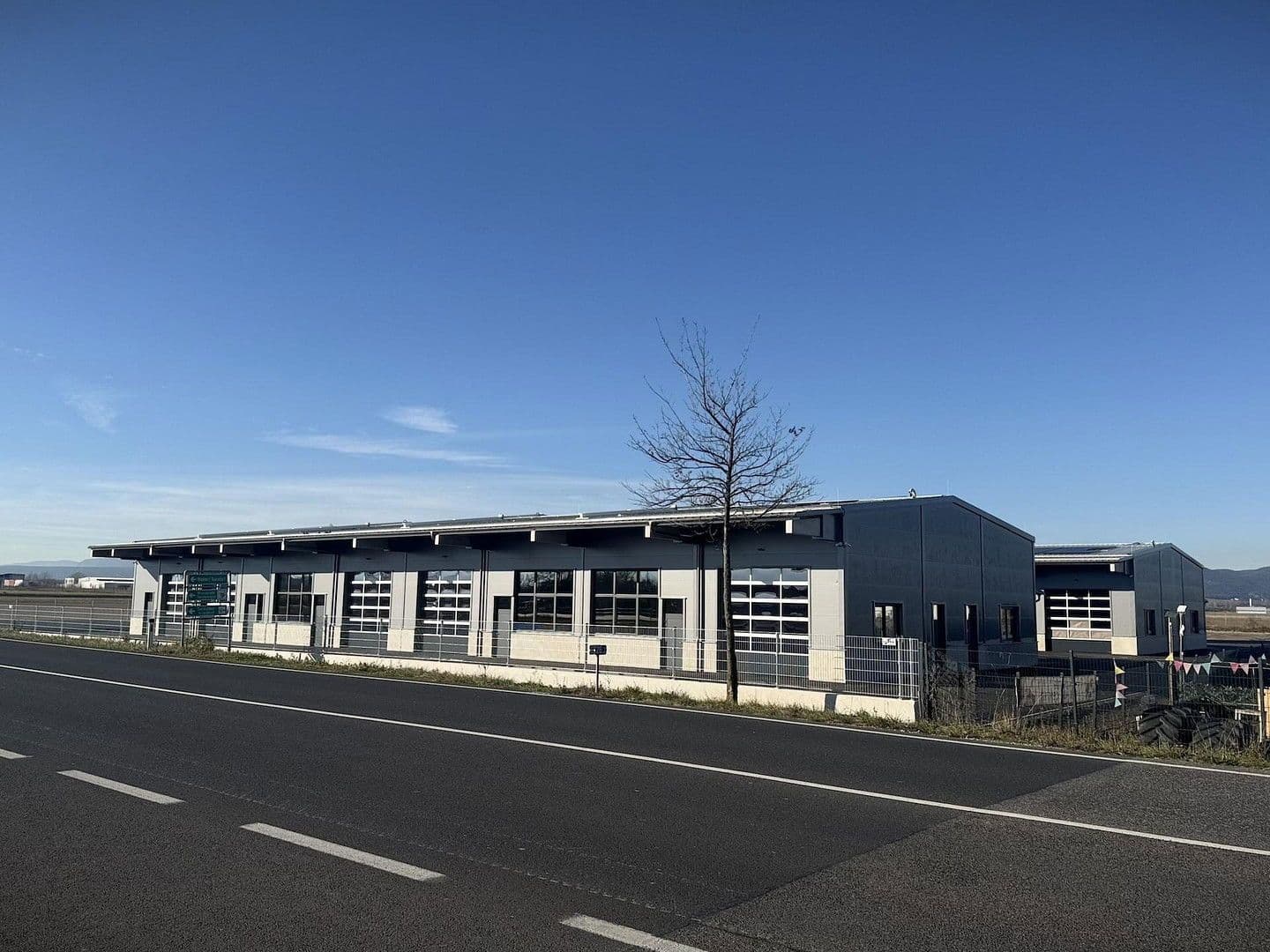 Prenájom nebytového priestoru 2.082 m², Gewerbepark B17 / II / Straße 3 / Objekt 11, Teesdorf, Dolné Rakúsko Prenájom nebytového priestoru 2.082 m², Gewerbepark B17 / II / Straße 3 / Objekt 11, Teesdorf, Dolné Rakúsko