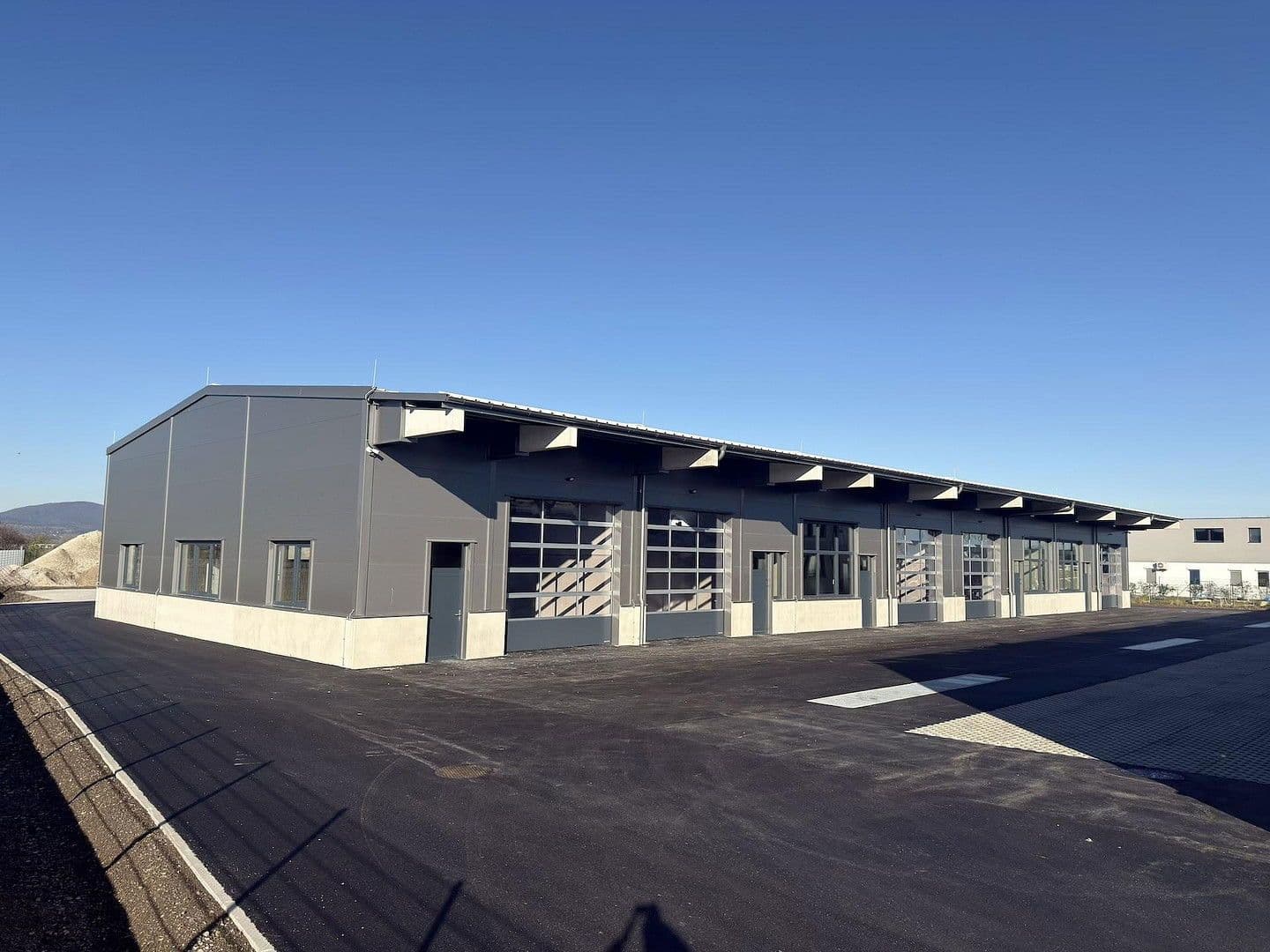 Prenájom nebytového priestoru 2.082 m², Gewerbepark B17 / II / Straße 3 / Objekt 11, Teesdorf, Dolné Rakúsko Prenájom nebytového priestoru 2.082 m², Gewerbepark B17 / II / Straße 3 / Objekt 11, Teesdorf, Dolné Rakúsko