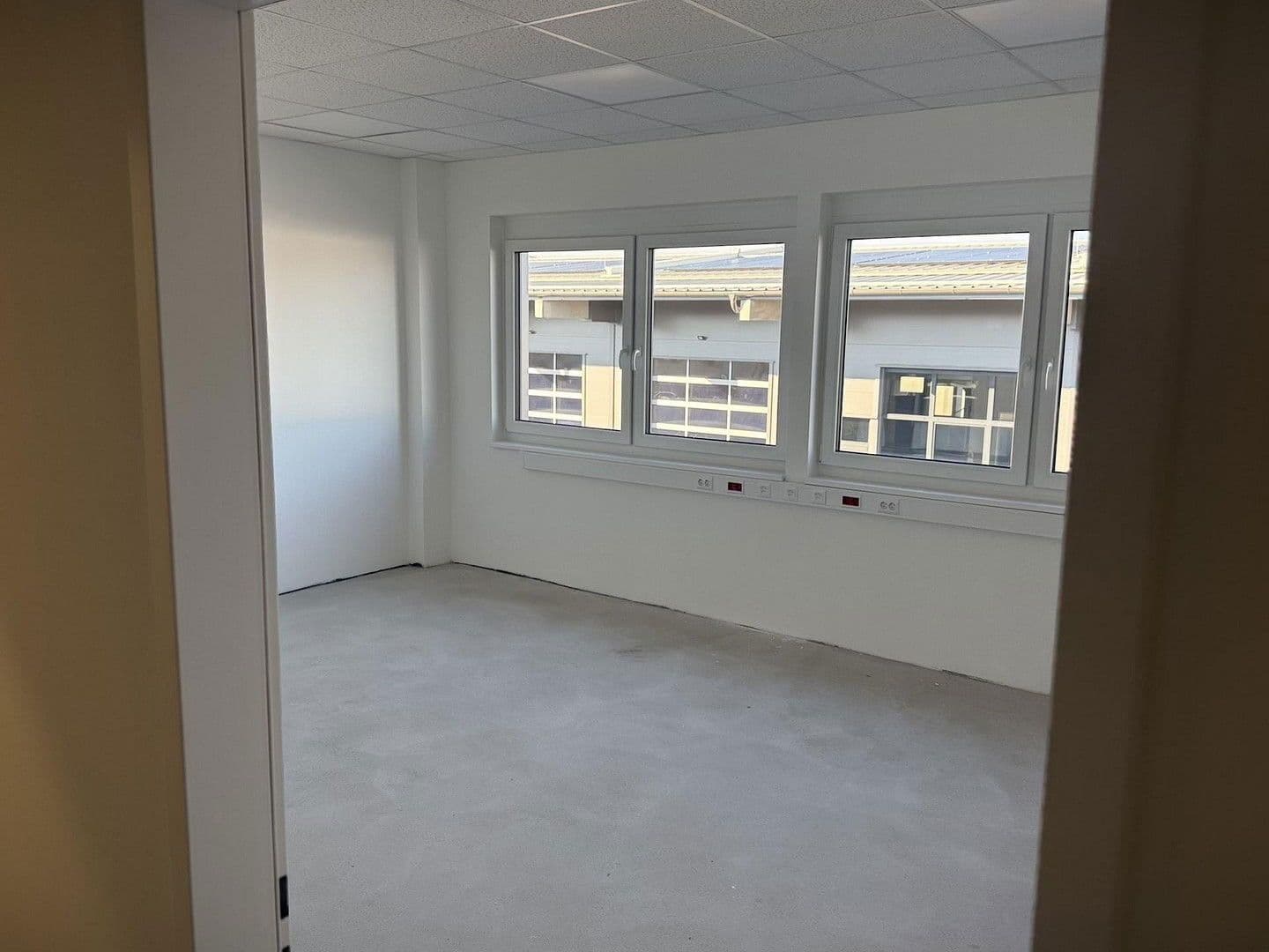 Prenájom nebytového priestoru 2.082 m², Gewerbepark B17 / II / Straße 3 / Objekt 11, Teesdorf, Dolné Rakúsko Prenájom nebytového priestoru 2.082 m², Gewerbepark B17 / II / Straße 3 / Objekt 11, Teesdorf, Dolné Rakúsko