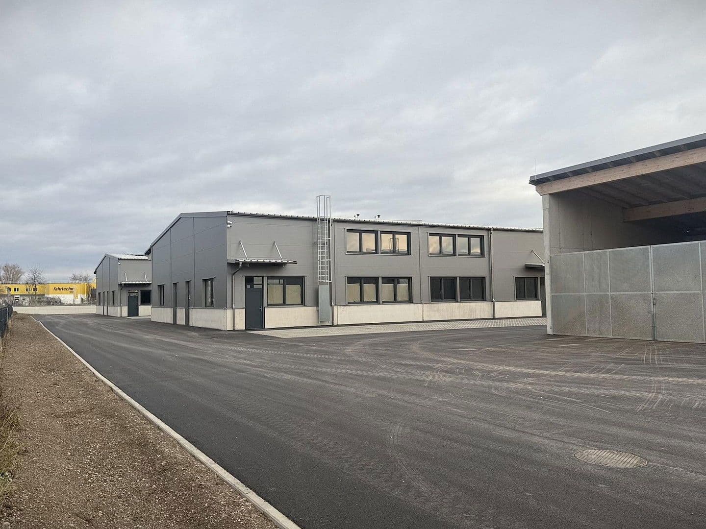 Prenájom nebytového priestoru 2.082 m², Gewerbepark B17 / II / Straße 3 / Objekt 11, Teesdorf, Dolné Rakúsko Prenájom nebytového priestoru 2.082 m², Gewerbepark B17 / II / Straße 3 / Objekt 11, Teesdorf, Dolné Rakúsko