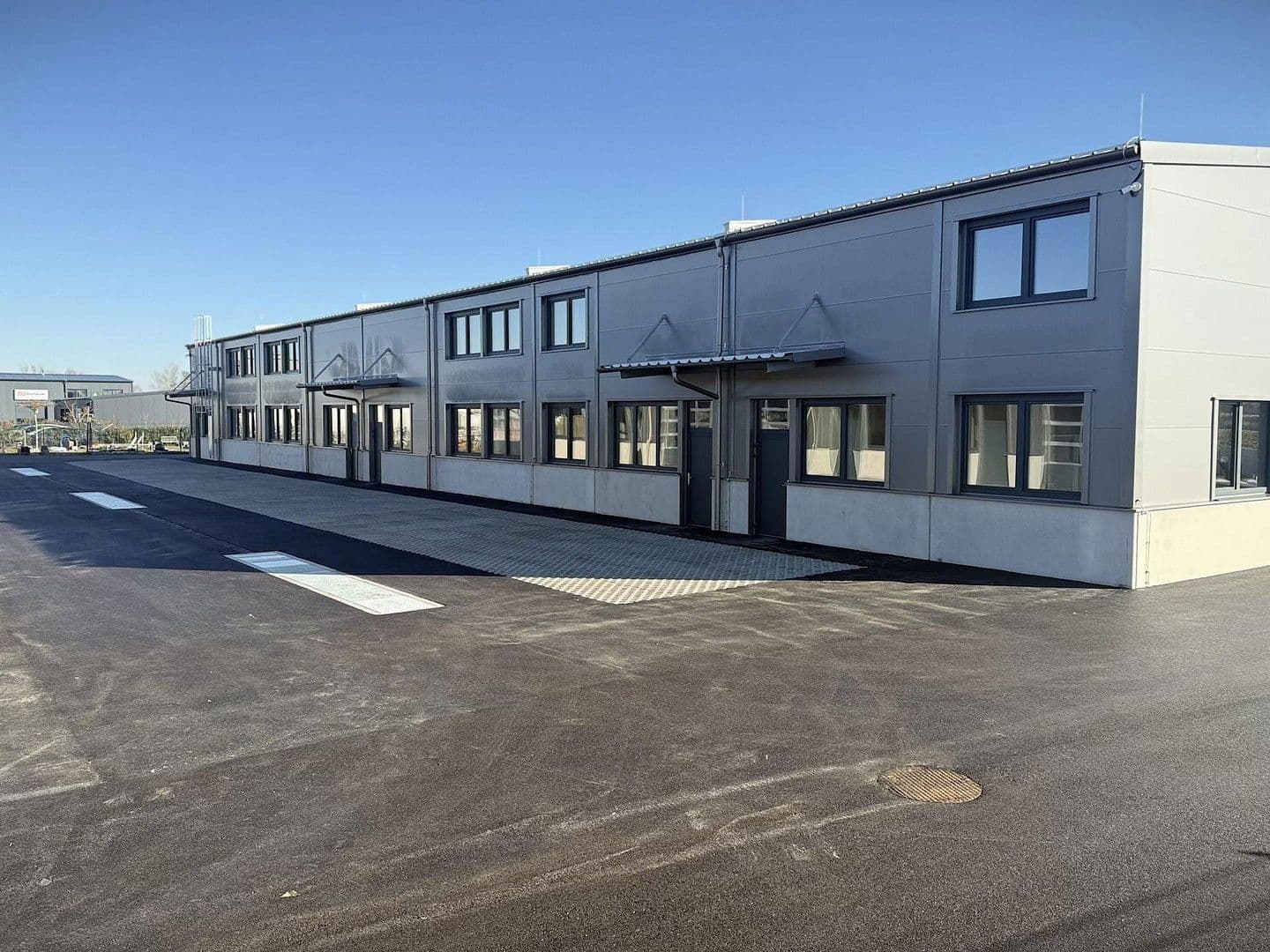 Prenájom nebytového priestoru 2.082 m², Gewerbepark B17 / II / Straße 3 / Objekt 11, Teesdorf, Dolné Rakúsko Prenájom nebytového priestoru 2.082 m², Gewerbepark B17 / II / Straße 3 / Objekt 11, Teesdorf, Dolné Rakúsko