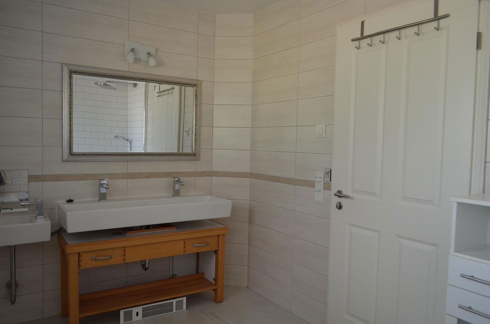 Predaj domu 248 m², pozemek 998 m², Krautgartenweg 3, Neckargemünd, Bádensko-Wurttembersko Predaj domu 248 m², pozemek 998 m², Krautgartenweg 3, Neckargemünd, Bádensko-Wurttembersko