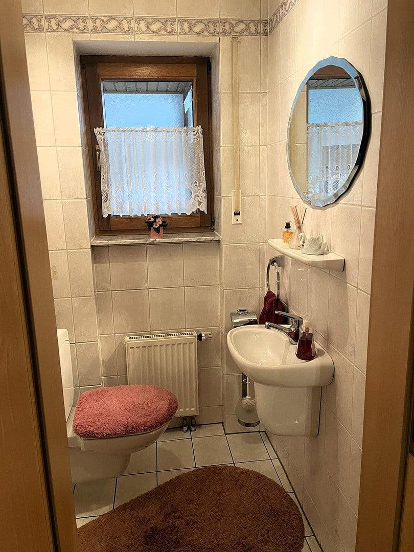 Predaj domu 140 m², pozemek 761 m², Hofheim in Unterfranken, Bavorsko Predaj domu 140 m², pozemek 761 m², Hofheim in Unterfranken, Bavorsko