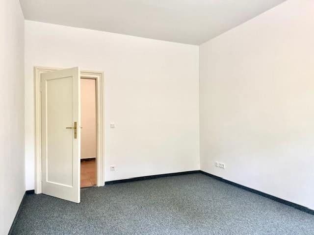 Prenájom kancelárie 162 m², Karl-Theodor-Strasse 18, München, Bavorsko Prenájom kancelárie 162 m², Karl-Theodor-Strasse 18, München, Bavorsko