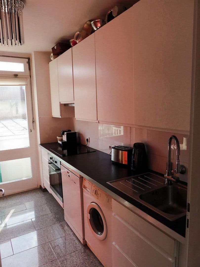 Prenájom bytu 2-izbový 65 m², München, Bavorsko Prenájom bytu 2-izbový 65 m², München, Bavorsko