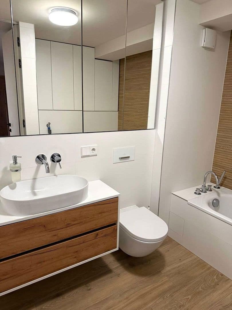 Prenájom bytu 4-izbový 100 m², Kaiserswerther str. 73, Dusseldorf, Severné Porýnie - Westfálsko Prenájom bytu 4-izbový 100 m², Kaiserswerther str. 73, Dusseldorf, Severné Porýnie - Westfálsko