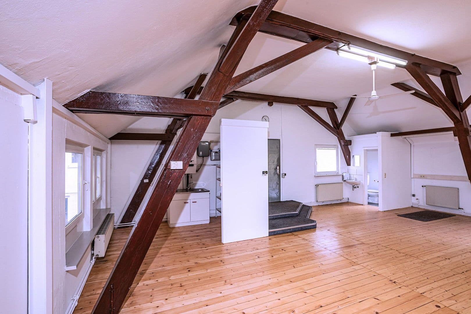 Prenájom kancelárie 122 m², Schiltachstraße 44, Schramberg, Bádensko-Wurttembersko Prenájom kancelárie 122 m², Schiltachstraße 44, Schramberg, Bádensko-Wurttembersko