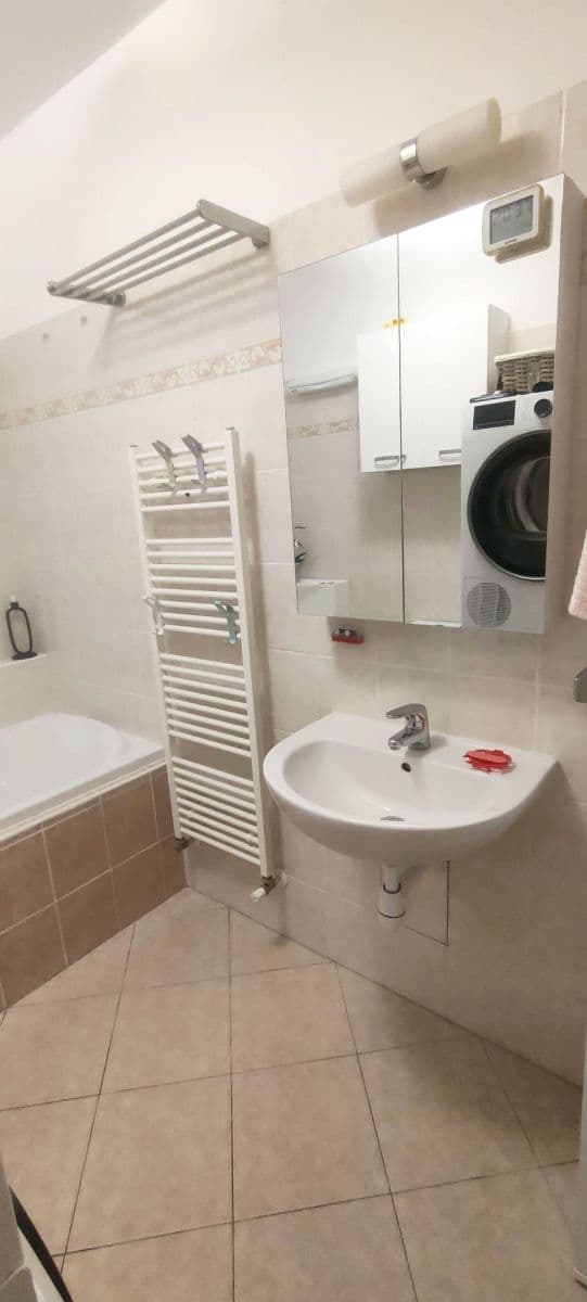 Prenájom bytu 3-izbový 63 m², Mezi Domy, Jesenice, Středočeský kraj Prenájom bytu 3-izbový 63 m², Mezi Domy, Jesenice, Středočeský kraj