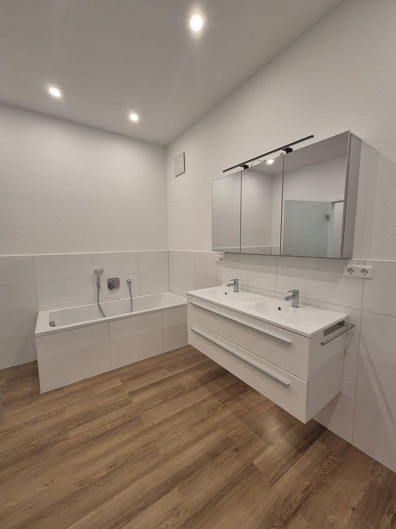 Prenájom bytu 2-izbový 125 m², Zell am Harmersbach, Bádensko-Wurttembersko Prenájom bytu 2-izbový 125 m², Zell am Harmersbach, Bádensko-Wurttembersko