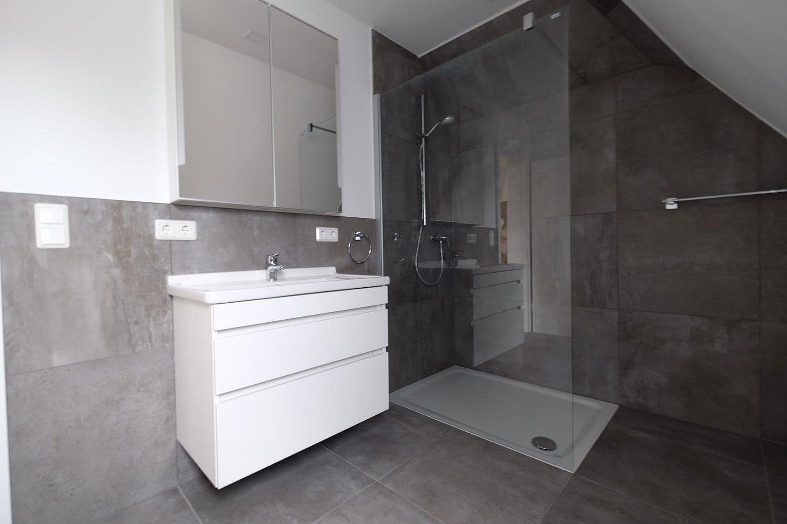 Prenájom bytu 2-izbový 90 m², Plattstraße, Flörsheim, Hesensko Prenájom bytu 2-izbový 90 m², Plattstraße, Flörsheim, Hesensko