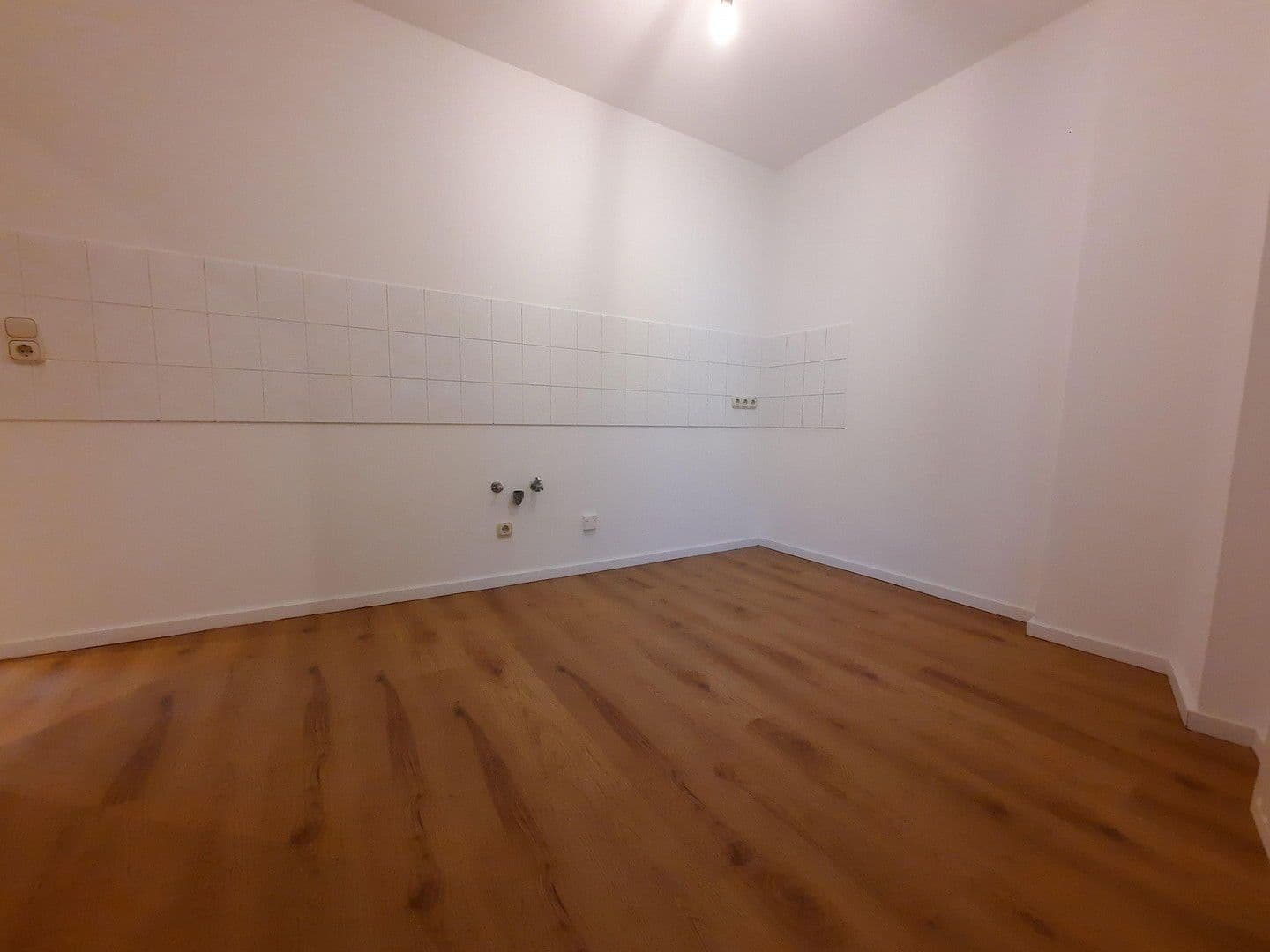 Prenájom domu 77 m², pozemek 200 m², Chemnitzer Str. 15, Limbach-Oberfrohna, Sasko Prenájom domu 77 m², pozemek 200 m², Chemnitzer Str. 15, Limbach-Oberfrohna, Sasko