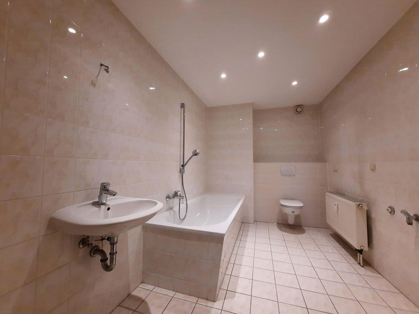 Prenájom domu 77 m², pozemek 200 m², Chemnitzer Str. 15, Limbach-Oberfrohna, Sasko Prenájom domu 77 m², pozemek 200 m², Chemnitzer Str. 15, Limbach-Oberfrohna, Sasko