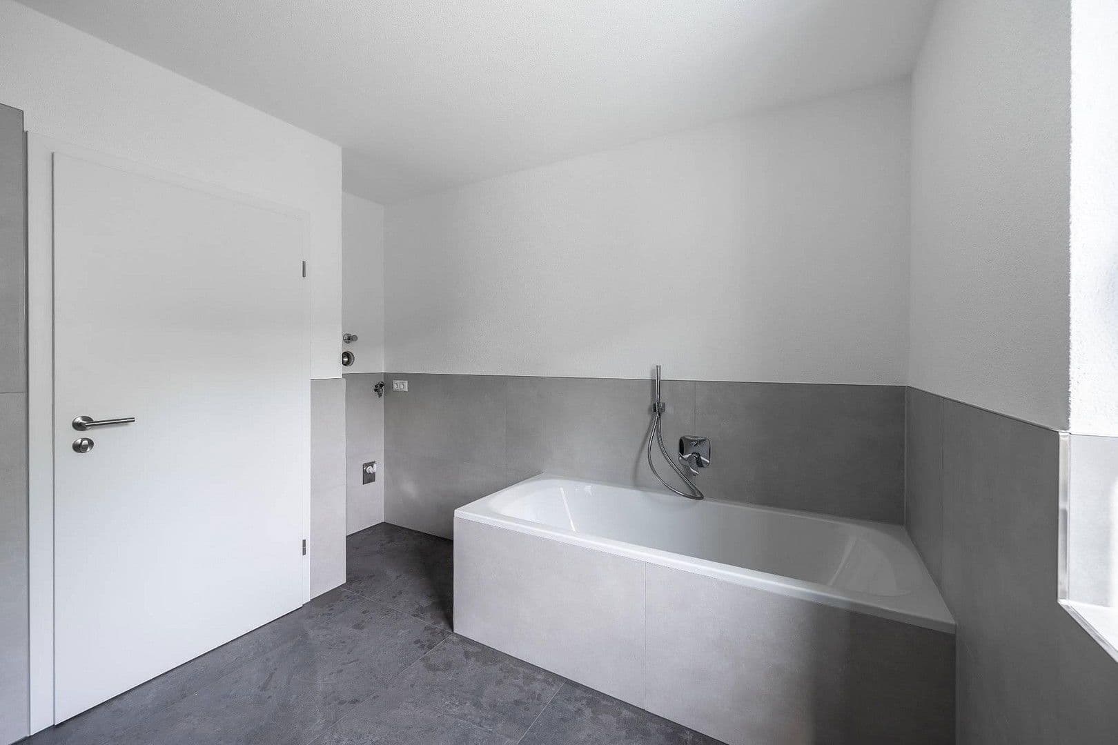 Prenájom bytu 4-izbový 118 m², Sulzbachstr. 50, Oberndorf am Neckar, Bádensko-Wurttembersko Prenájom bytu 4-izbový 118 m², Sulzbachstr. 50, Oberndorf am Neckar, Bádensko-Wurttembersko