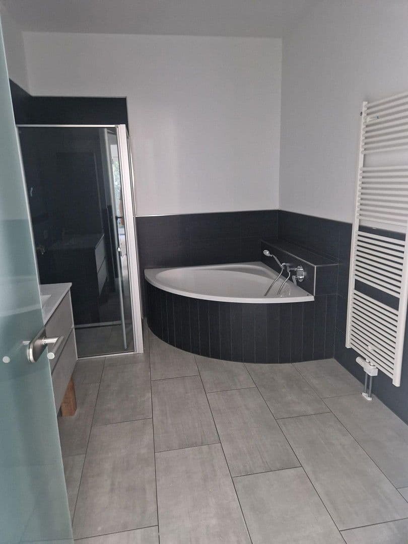 Prenájom bytu 4-izbový 155 m², Grenzach-Wyhlen, Bádensko-Wurttembersko Prenájom bytu 4-izbový 155 m², Grenzach-Wyhlen, Bádensko-Wurttembersko