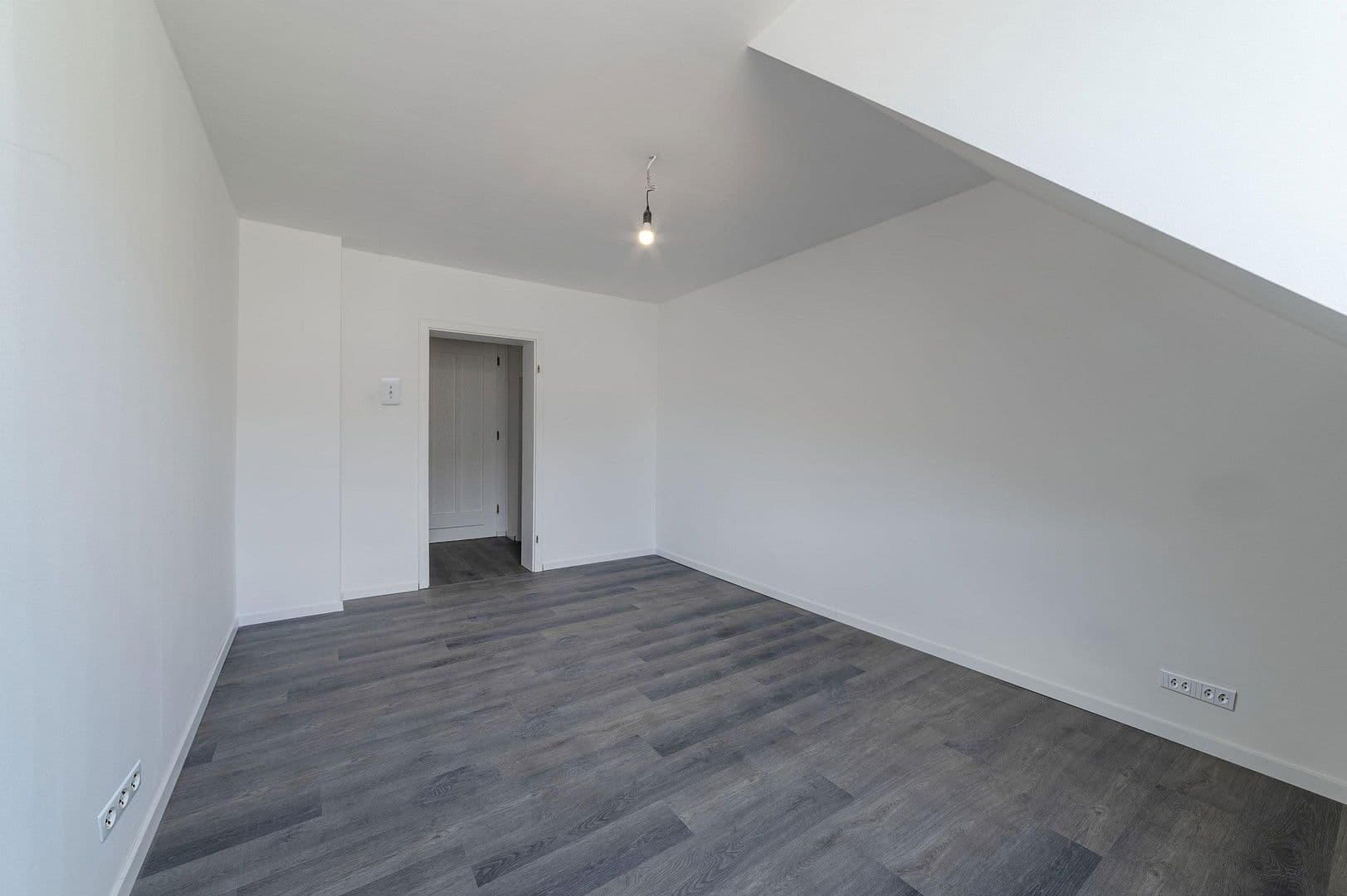 Prenájom bytu 4-izbový 100 m², Wittensteinstraße 137, Wuppertal, Severné Porýnie - Westfálsko Prenájom bytu 4-izbový 100 m², Wittensteinstraße 137, Wuppertal, Severné Porýnie - Westfálsko