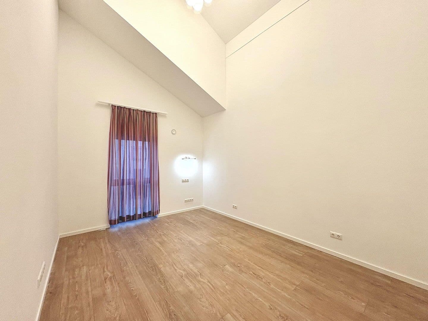 Prenájom bytu 4-izbový 149 m², Dingolfing, Bavorsko Prenájom bytu 4-izbový 149 m², Dingolfing, Bavorsko