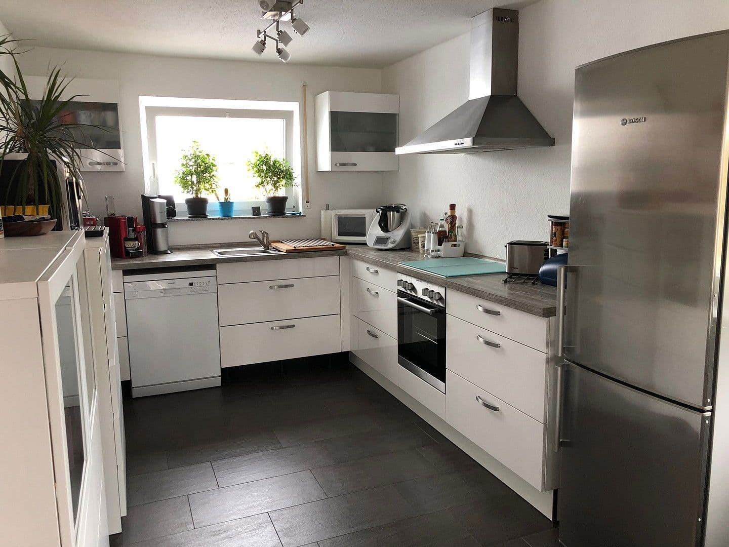 Prenájom bytu 4-izbový 100 m², Esslingen am Neckar, Bádensko-Wurttembersko Prenájom bytu 4-izbový 100 m², Esslingen am Neckar, Bádensko-Wurttembersko